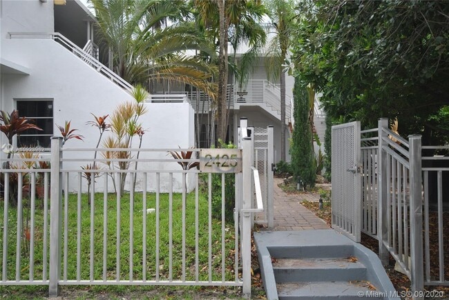 Building Photo - 2425 Flamingo Pl