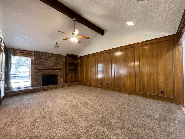 Foto del edificio - AVAILABLE NOW 3 BEDROOM 2 BATH HOME IN BUR...