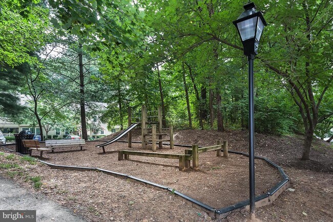 Building Photo - 2225 Lovedale Ln