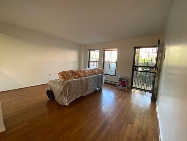 Building Photo - 360 S 5th St