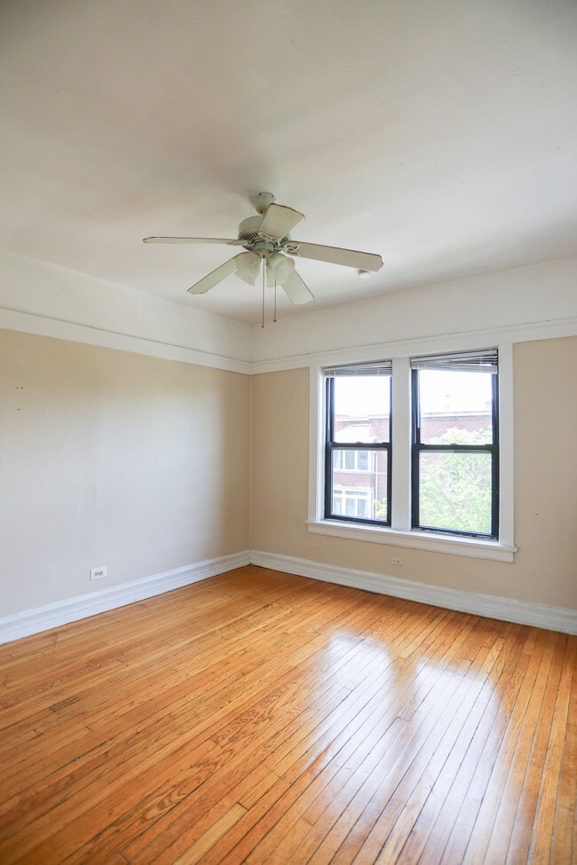 Building Photo - 7445 N Greenview Ave