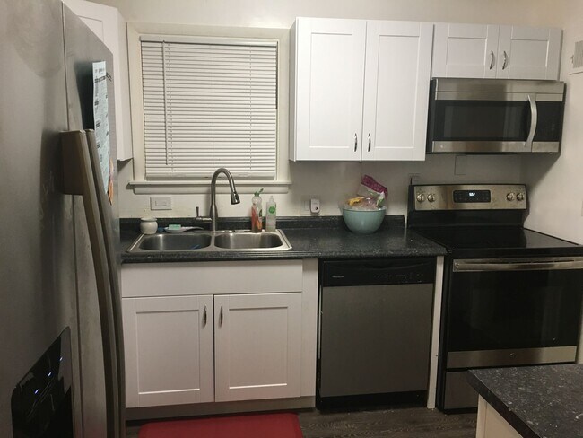 Foto del edificio - Two Bedroom Apartment with Fenced Backyard...
