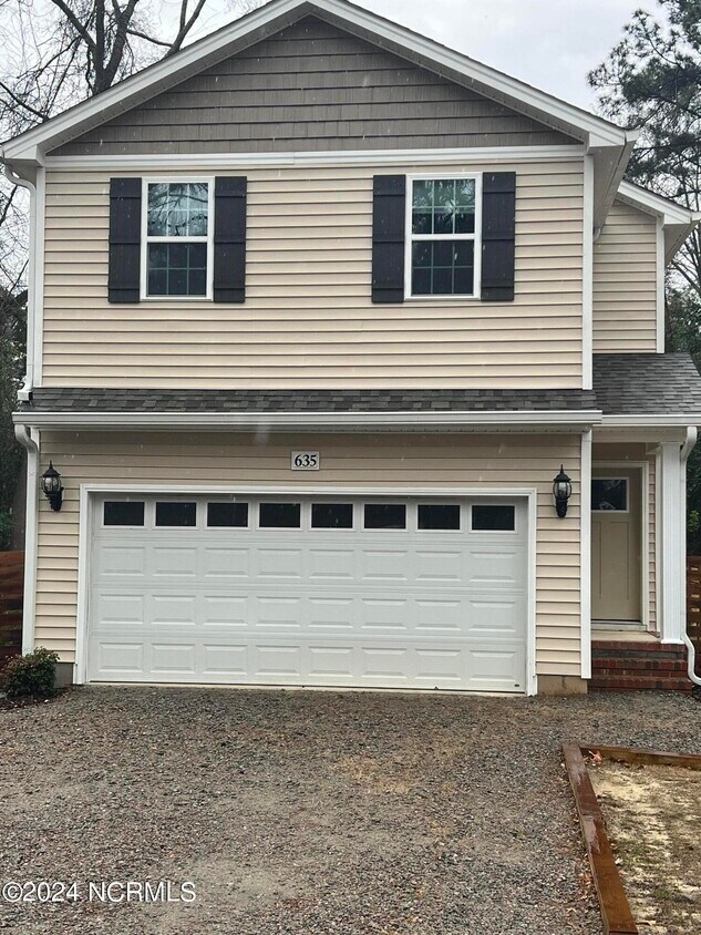Foto principal - 635 S Gaines St