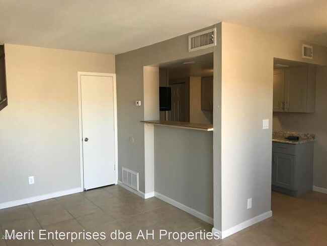 Building Photo - 2 br, 1.5 bath House - 4626 E WOOD ST