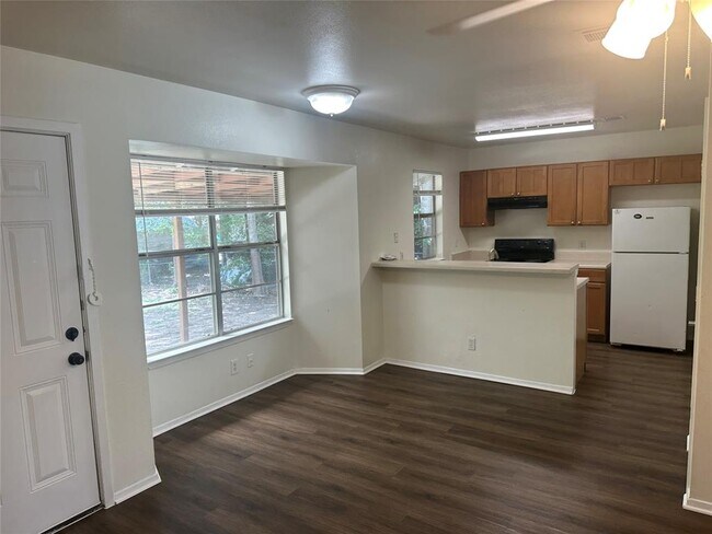 Foto del edificio - 8510 Woodstone Dr