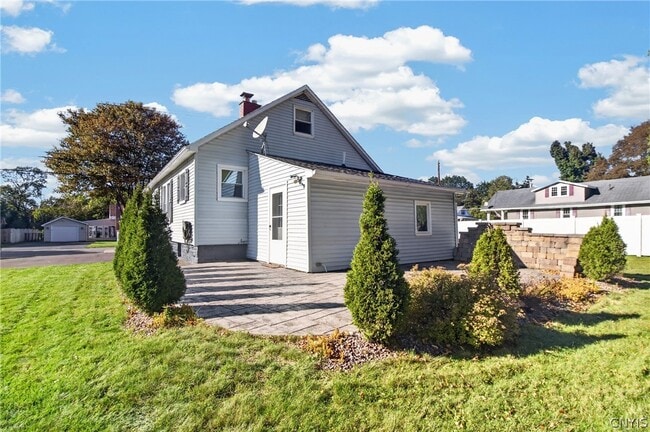 Building Photo - 526 Utica Rd