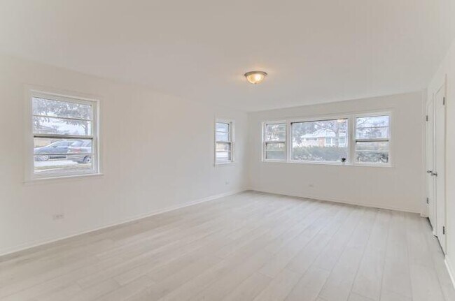 Building Photo - 8707 N Oketo Ave