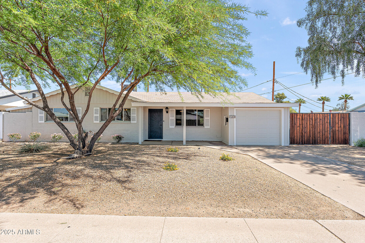 Foto principal - 7362 E Papago Dr
