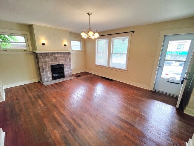 Foto del edificio - *Spacious & Updated 3BD/1BA Single-Family Home Available in Brookline*