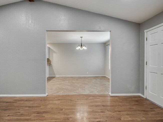 Foto del edificio - Updated 4-Bedroom Home with Spacious Layou...