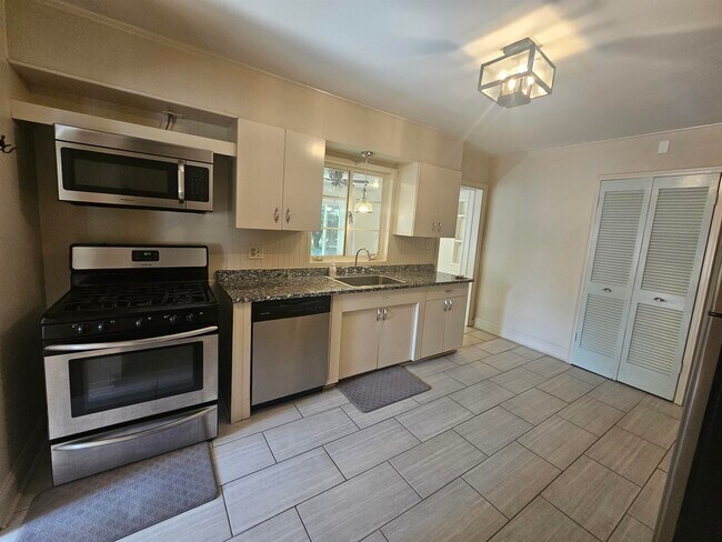 Foto del edificio - 4093 Hilldale Ave
