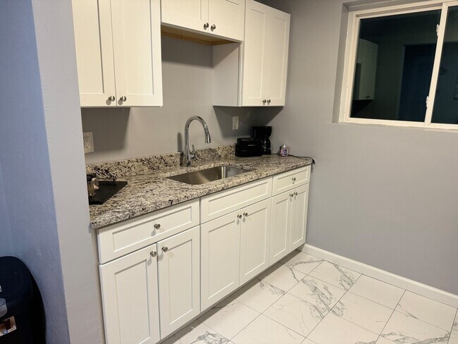 Foto del edificio - 7172 Jamieson Ave