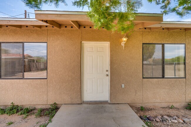 Puerta principal - 3138 E Adams St