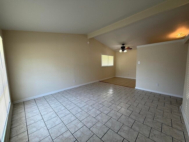 Building Photo - 1405 Cactus Dr
