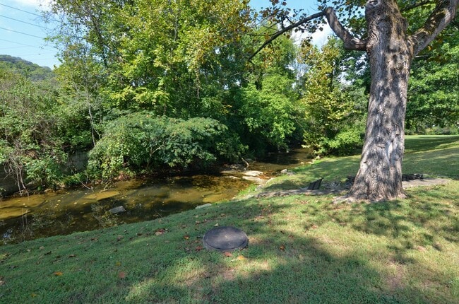 Foto del edificio - 230 Boxwood