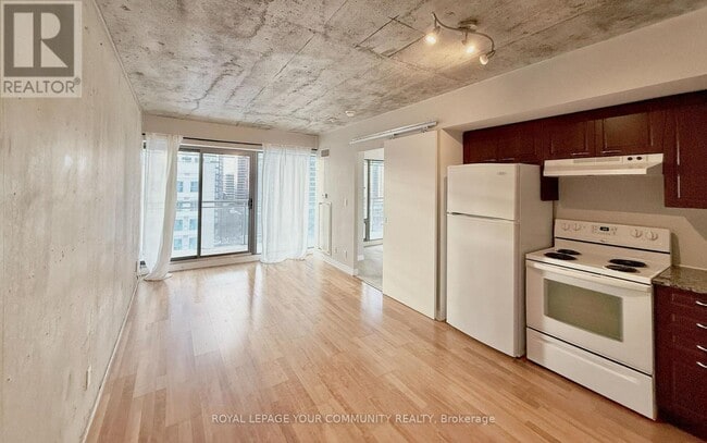 Building Photo - 22 Wellesley St E