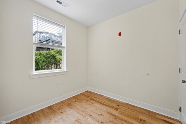 Foto del edificio - 5 br, 2 bath Triplex - 2031 N Carlisle St ...