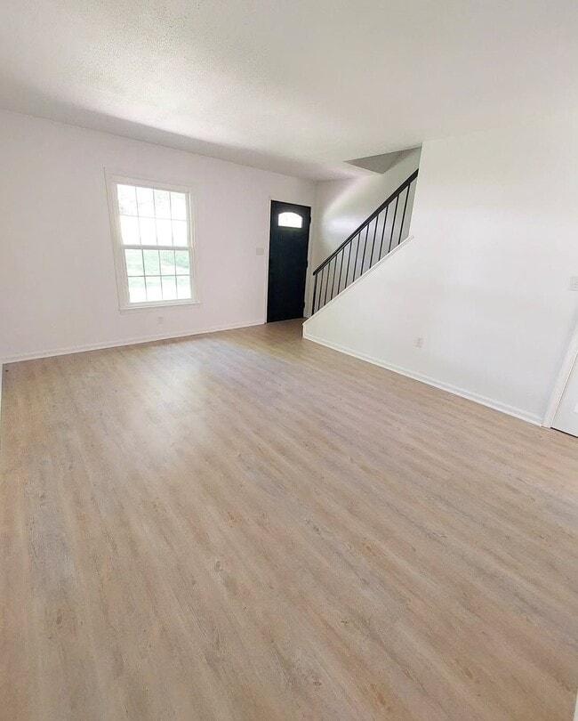 Building Photo - 586 Peachview Ln