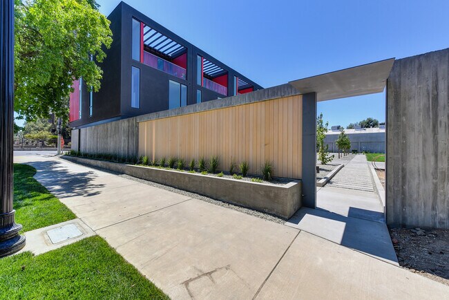 Building Photo - 2437 Binnen Ln