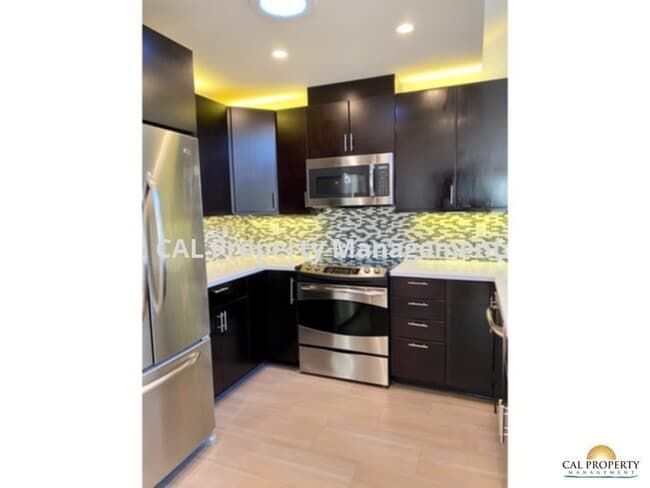Building Photo - Stunning 2 bed/2 bath Condo Located in Mon...