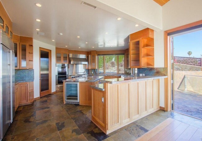 Building Photo - 4 Bed, 5 bath home with stunning ocean vie...