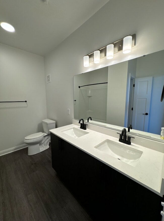 Interior Photo - The E