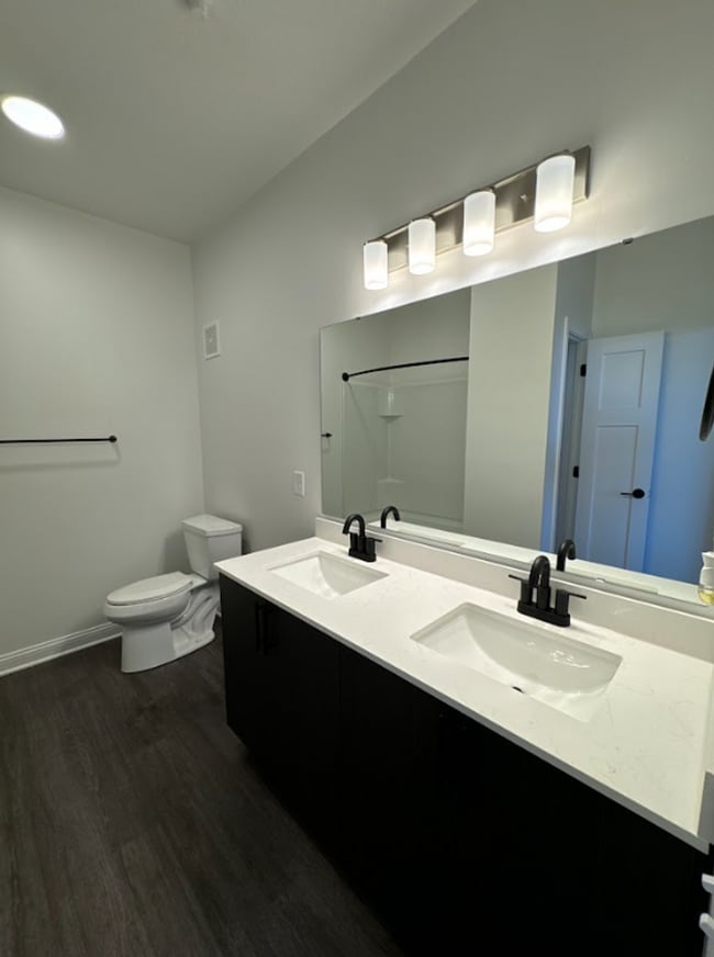 Interior Photo - The E