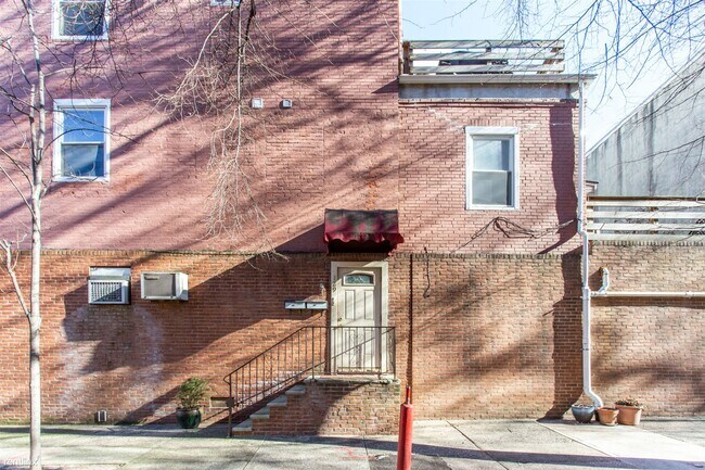 Foto del edificio - 1 br, 1 bath Triplex - 2122 RACE ST Unit 2