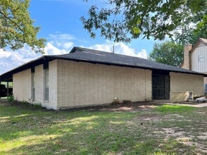 Building Photo - 401 Oakhill Dr