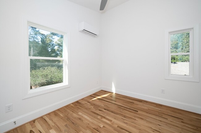 Foto del edificio - 1749 Crest Rd