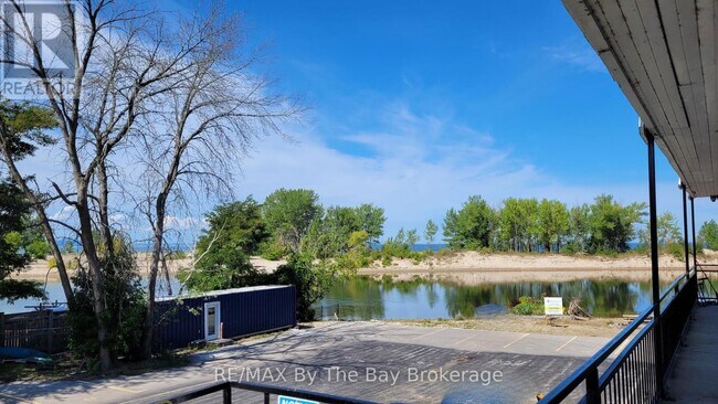 Photo du bâtiment - 280-280 River Rd E