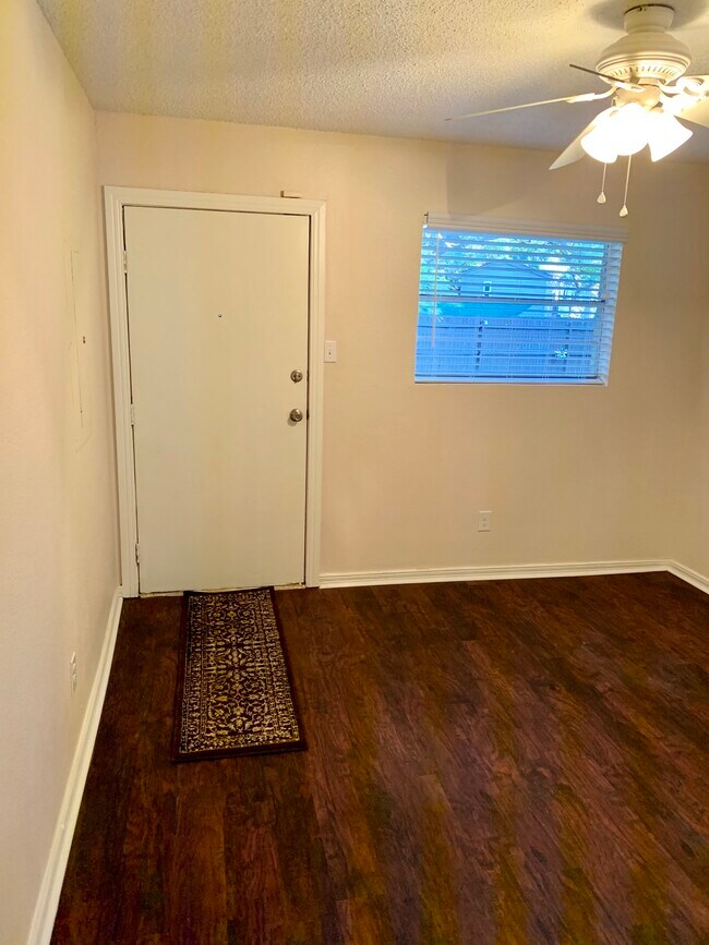 Foto del edificio - 1200 Tyra Ln