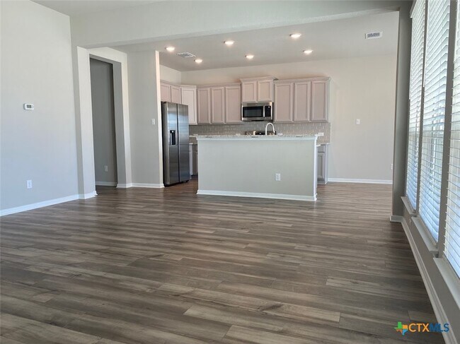 Building Photo - 10231 Six Shooter Ln