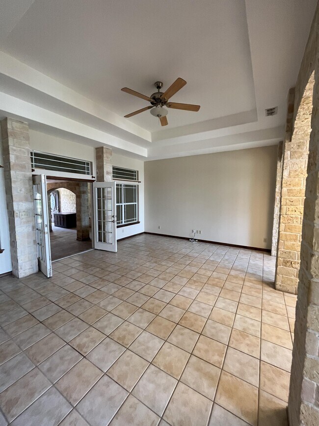 Building Photo - 310 S Val Verde Rd
