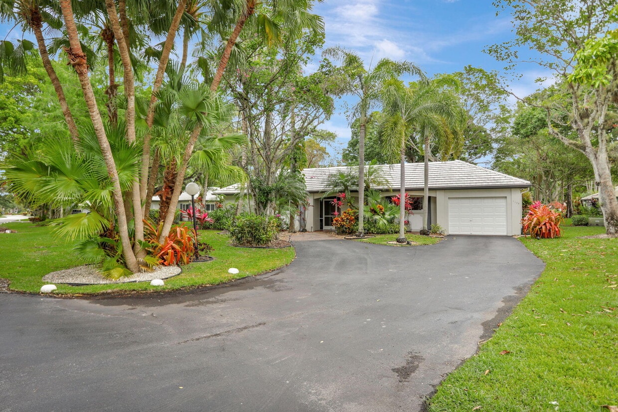 Primary Photo - 1128 W Cypress Dr