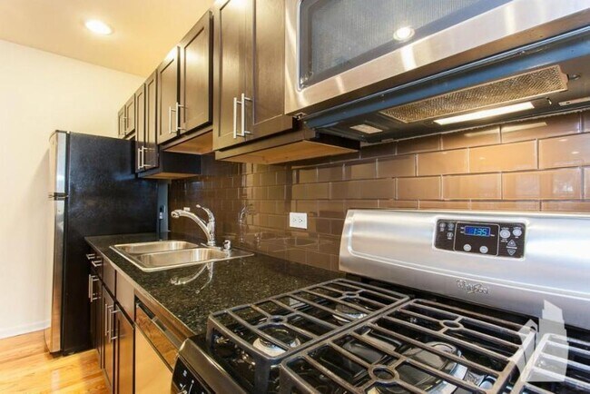 Foto del edificio - 0 bedroom in Chicago IL 60613