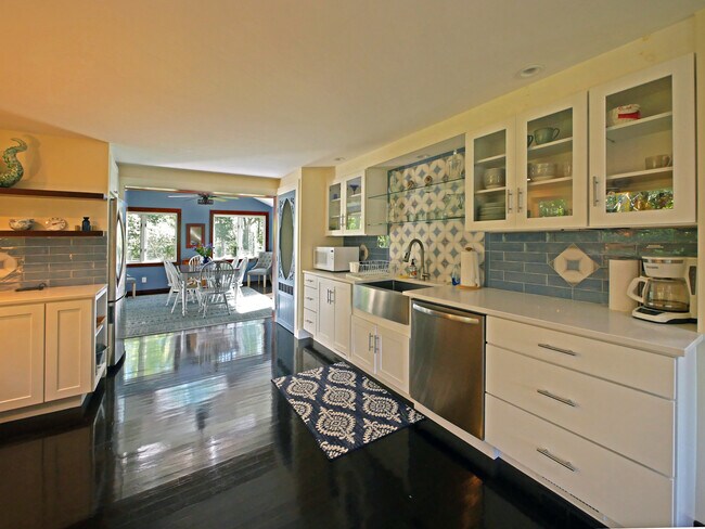 Building Photo - 13 Great Hill Rd