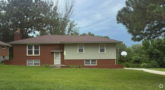 Building Photo - 5018 Rosehill Dr