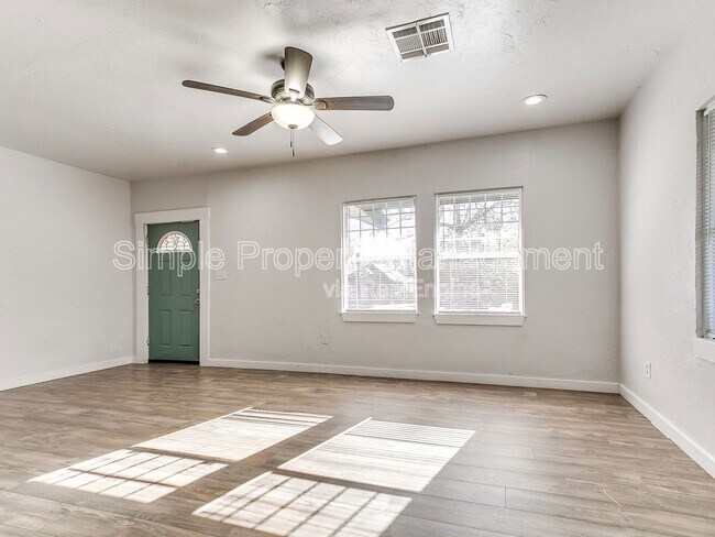 Foto del edificio - 2605 N Robinson Ave