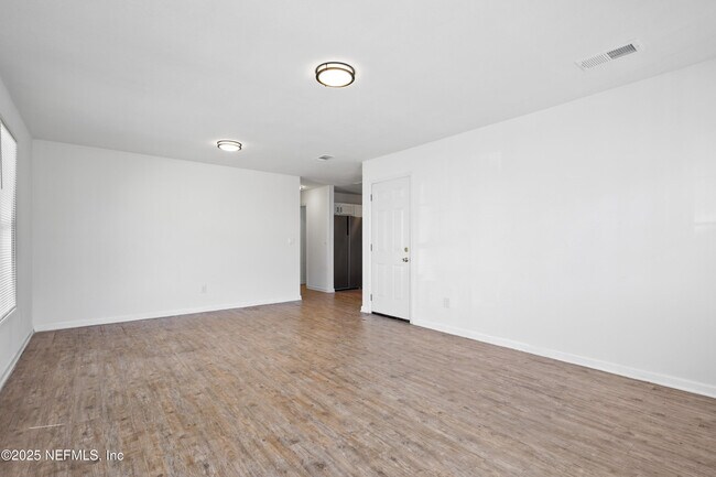 Foto del edificio - 8431 India Ave