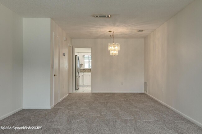 Foto del edificio - 302 Emerald Pl E
