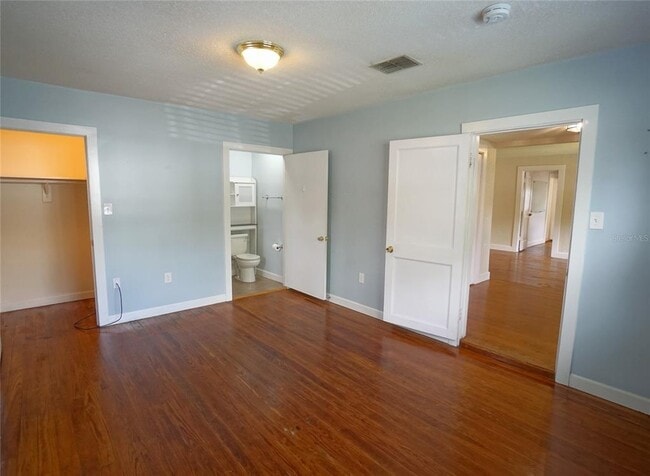 Building Photo - 810 W Woodlawn Ave