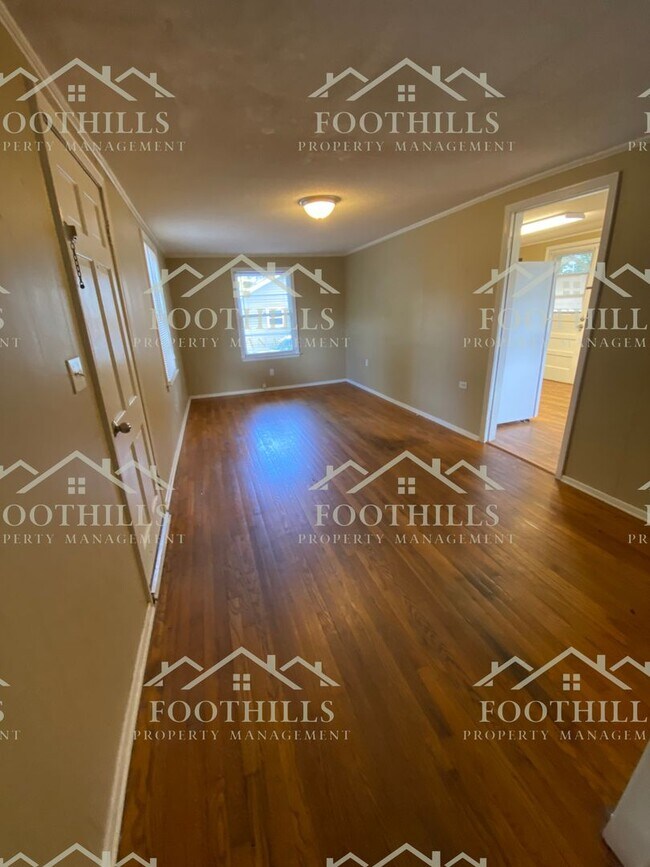 Building Photo - Charming 2 Bedroom/1 bath single family home