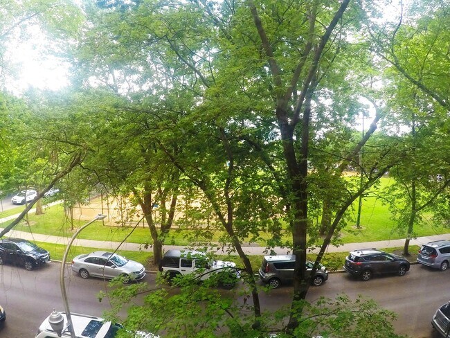Foto del edificio - 2634 W Glenlake Ave