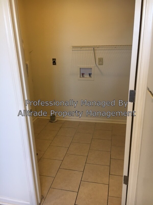 Building Photo - 2375 Chauvin Dr
