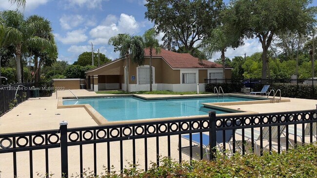 Foto del edificio - 1139 Lake Terry Dr