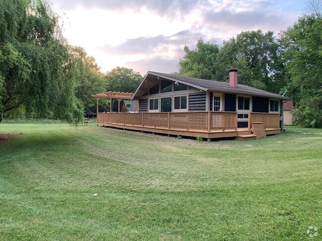 Building Photo - 10 Cedar Ln S