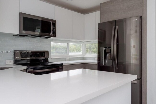 Foto del edificio - 8041 Harding Ave