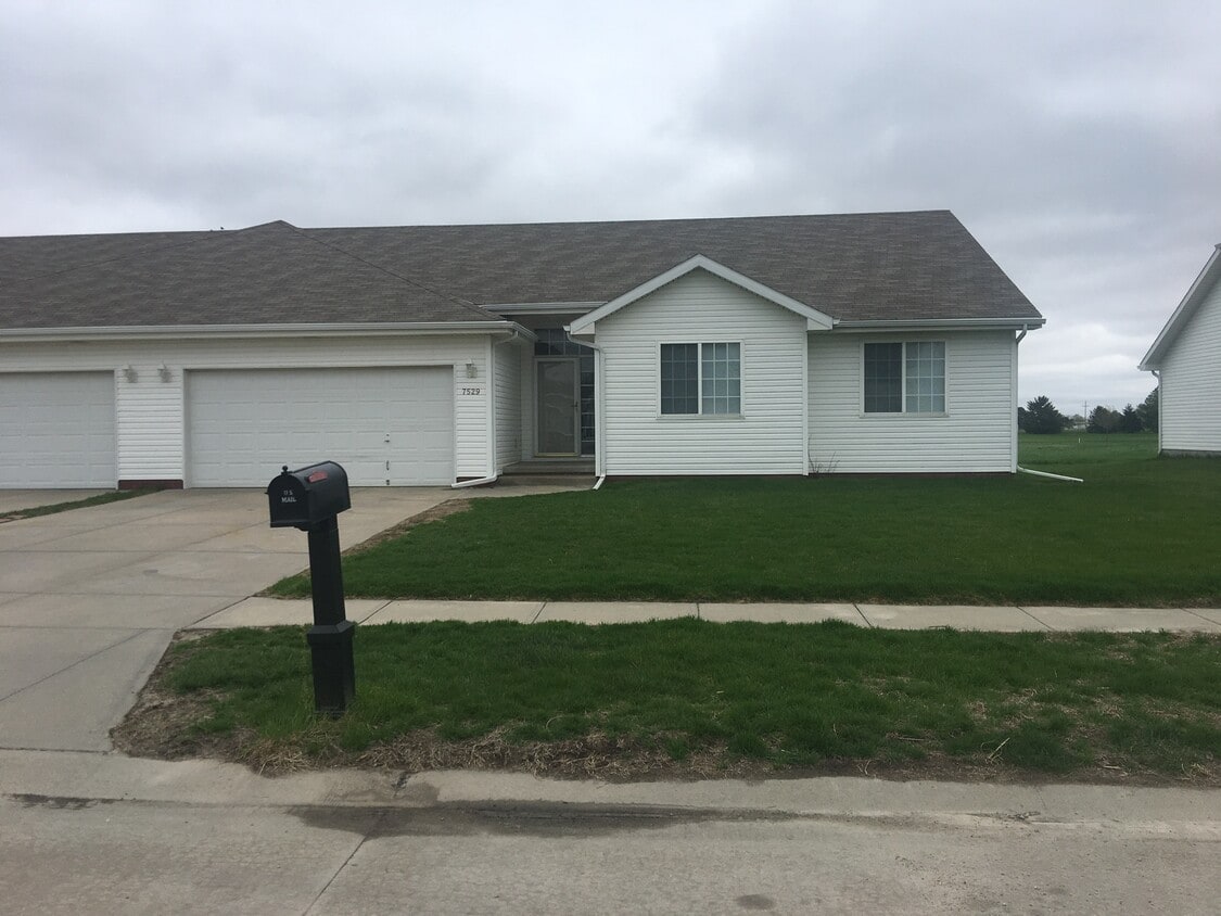 7529 N 285th Cir, Valley, NE 68064 Townhome Rentals in Valley NE