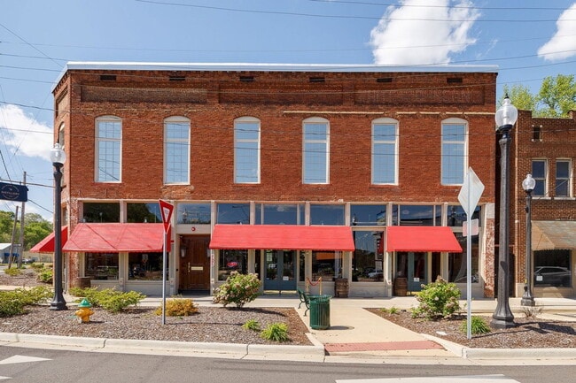 Building Photo - 1403 Huntsville Rd